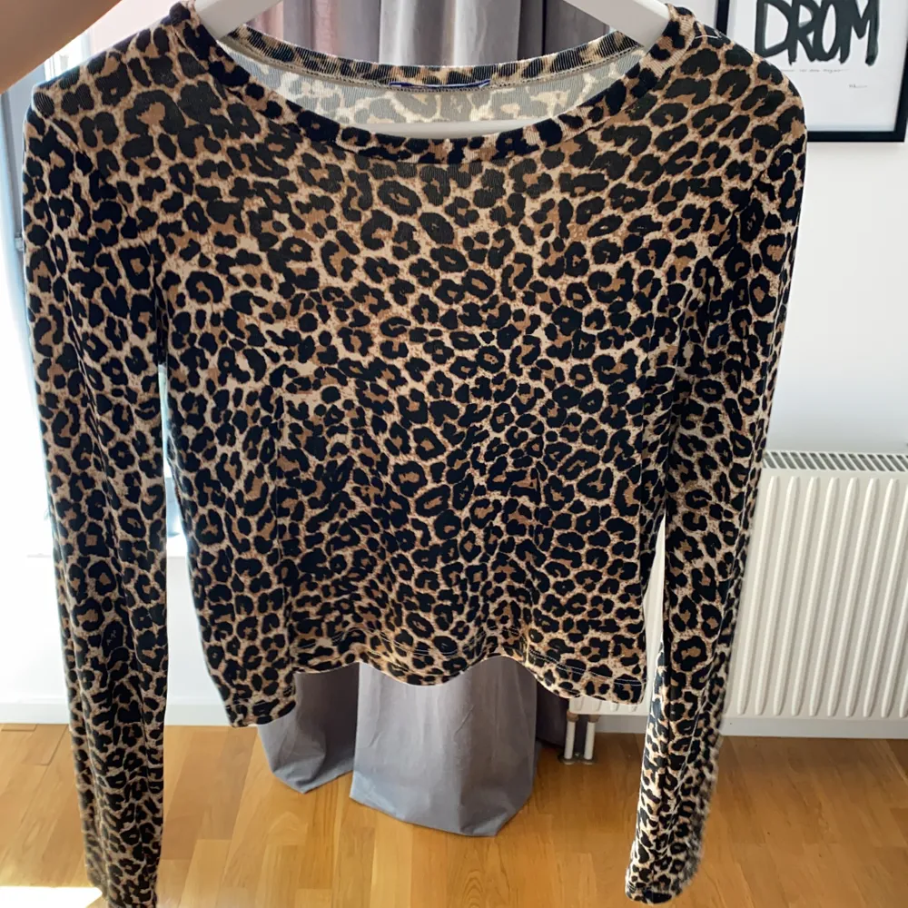 Långärmad leopardtröja i strl M, så jäkla snygg!! Kort i modellen men blir supersnygg till högmidjade byxor. Från Zara.. Toppar.