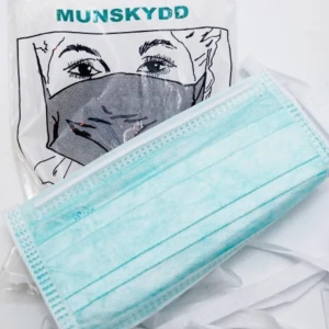 Munskydd Apoteket - Disposible facemasks 3ply, 45 (50) st från Apoteket. Nypris:500kr, mitt pris: 400kr. Bra att ha i dessa tider om man ska ut och demonstrera eller resa kommunalt :) 45 stycken i paketet.