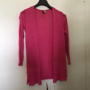 Cardigan  - En cardigan som användts endast en gång, den är i nyskick. Priset kan diskuteras. Den är väldigt tunn, bra till sommaren. Kan både fraktas eller hämtas upp. Köparen står för frakten och jag tar swish.