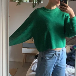 Grön stickad tröja - Stickad tröja i så härlig grön färg! Ganska vida armar. Så skön🙌🏻