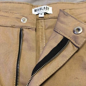  - Beiga byxor från Madlady i strl M. Endast provade. Köparen står för frakten. 