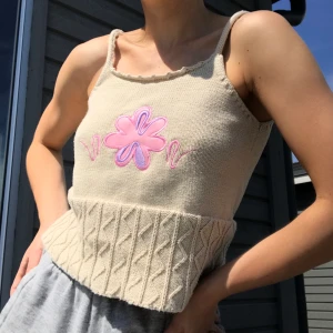 Stickat linne  - Jättegullig stickad topp med tryck🥳. Frakt på 44 kr tilkommer💛