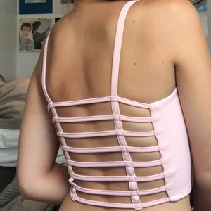 Rosa linne!  - Snyggt rosa linne köpt på humana! Färgen är mer som på den första bilden:) Den har inlägg så att man inte behöver ha bh men man kan ta ut dem i en öppning på framsidan! 