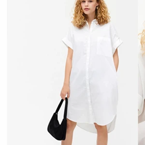 Monki oversize shirt dress - Fin skjortklänning som passar perfekt till sommaren. Säljes pga för stor för mig och inte hunnit returnera i tid. Helt ny! Storlek 34 men passar även 36 utan problem. Prislapp hänger kvar!:) 