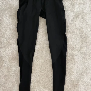 Oanvända gymshark tights  - Oanvända gymshark tights i strl XS, låga i midjan. Kan mötas upp i Västerås annars står köparen för frakt.