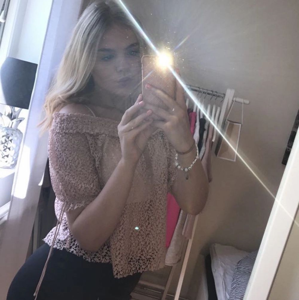 Säljer denna fina, söta topp från Zara. Den har offshoulder och är croppad i ljusrosa färg och är i spets. Använd endast en gång då den inte kommer till användning! Nypris: CA 399kr, säljer för 90kr inklusive frakt. Storlek medium men passar en small.. Toppar.