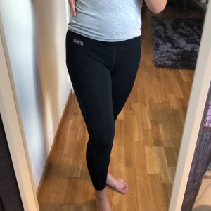 Sköna träningstights  - ~~ FRAKT INKLUDERAT ~~ Träningstights från Gina tricot i storlek XS (är 157cm lång). Säljer då de sitter lite för tight på mig, är en S egentligen. Men väldigt elastisk och skön resår i midjan. 