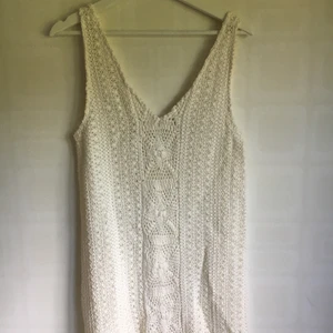 Virkad klänning - Supergullig vit virkad sommarklänning från Zara. Säljer för att den inte har kommit till användning, den är endast använder gång så helt i nyskick! (Ljuset på bilden gör att den ser lite gul ut, mensen är helt vit!!) Kan mötas upp i Lund elr posta:)