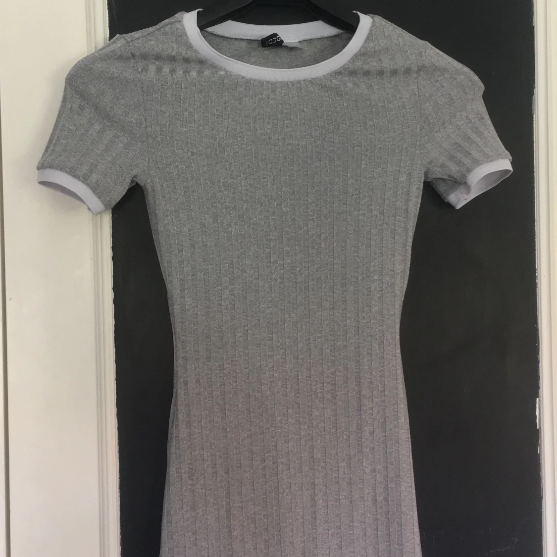 Ribbad grå figursydd klänning - 90