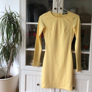 Gul snygg sommarklänning - Snygg figursydd sommarklänning i storlek XS men passar även mig som oftast är en S. Trendig gul färg och i fint skick då jag endast använt den en gång. Obs. En liten blåaktig fläck vid nacken (se bild). Finns ej att köpas längre. 🥰🥰 Buda från 50kr