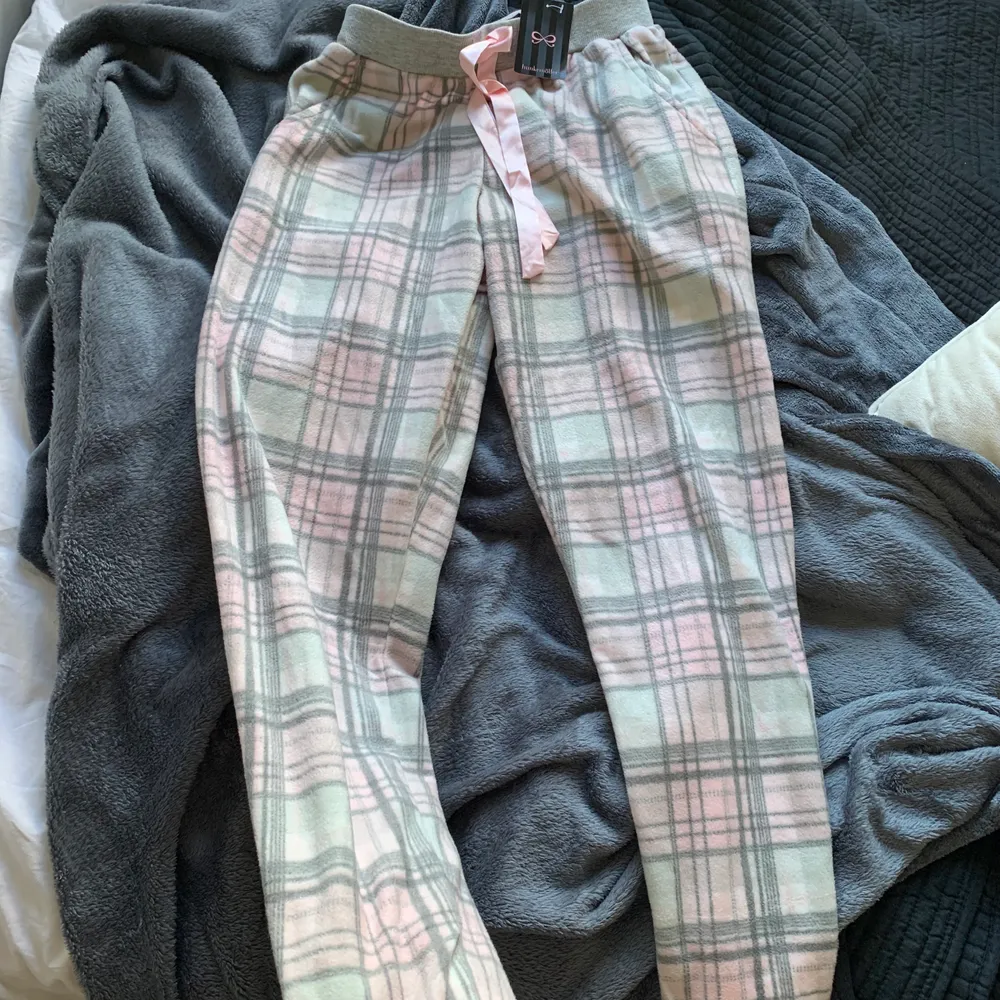 Oanvända mjukisbyxor/pyjamasbyxor från hunkemöller! Så extremt mjuka! Men inte min stil! Köpare står för frakt eller så kan jag mötas upp i Halmstad. Nypris 250kr. Jeans & Byxor.