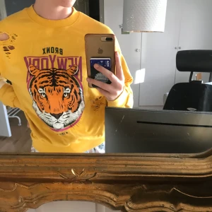 Gul Sweatshirt - Cool sweatshirt med lite slitningar på armarna, har inte använt den på skitlänge så har ingen användning för den💕 frakt tillkommer 