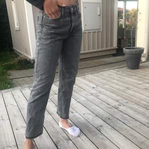 Gråspräckliga raka jeans från zara! Skitsnygga😍 skulle säga att dom passar bäst på en 34 eller lite mindre 36, såhä sitter dom på någon som är 167/168cm. Buda i kommentarerna
