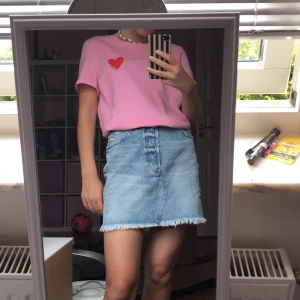 Rosa t-shirt från Vero Moda💘🌸💕 - Ny oanvänd t-shirt i storlek S från vero Moda😍så söt och trendig!💗den jag ett broderat hjärta i rött där det även står ”sweetheart”🌸köptes för: 189kr💛frakt tillkommer 