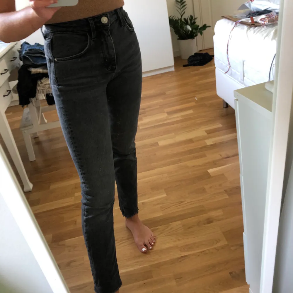 Gråa jeans från Zara i straight modell i strl 32. Jeans & Byxor.