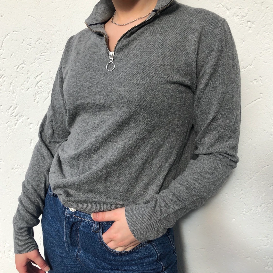 Grå tröja med dragkedja 