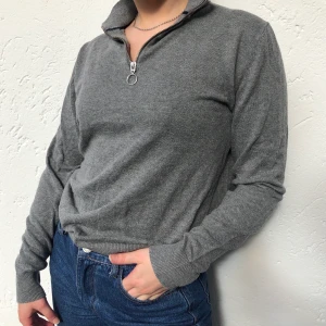 Grå tröja med dragkedja  - Trendig grå stickad med dragkedja vid kragen, köparen står för frakten 💚⚡️