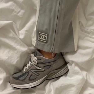New Balance 990v4 - säljer de omåttligt populära New Balance 990 i den äldre modellen (snyggaste modellen???) i strl 36,5. använt de runt 3-4 gånger så i jättebra skick!! frakt ingår!!