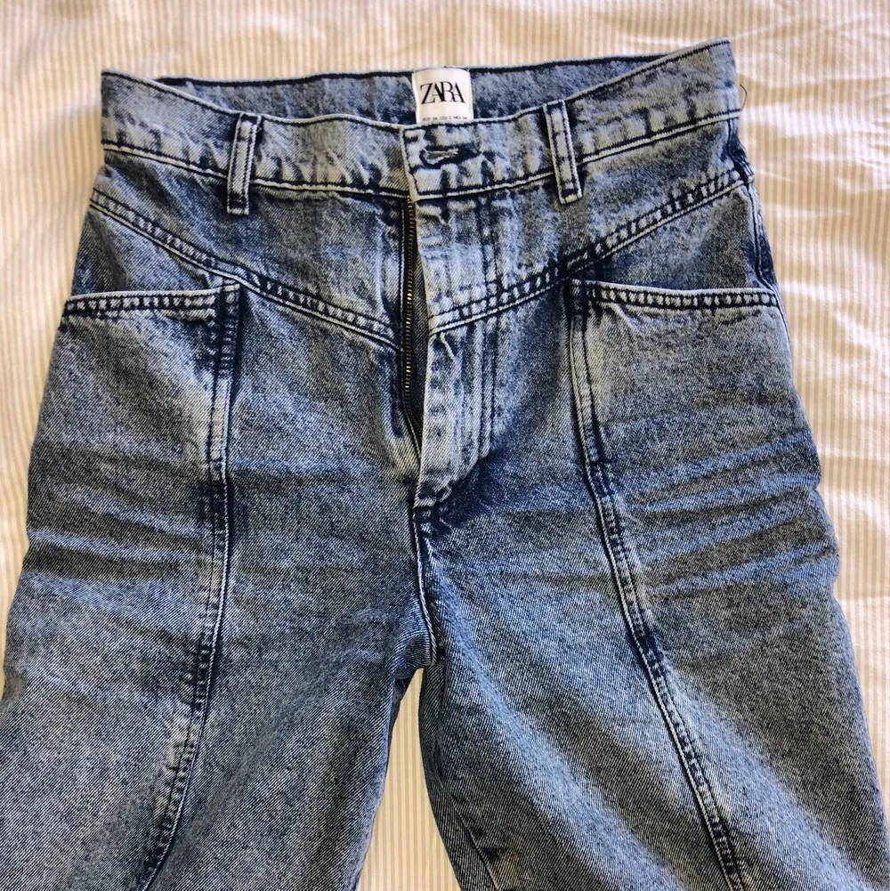 Baggy jeans från Zara. Anvönd endast ett fåtal gånger. Baggy modell och kortare i benen. Superballa!. Jeans & Byxor.