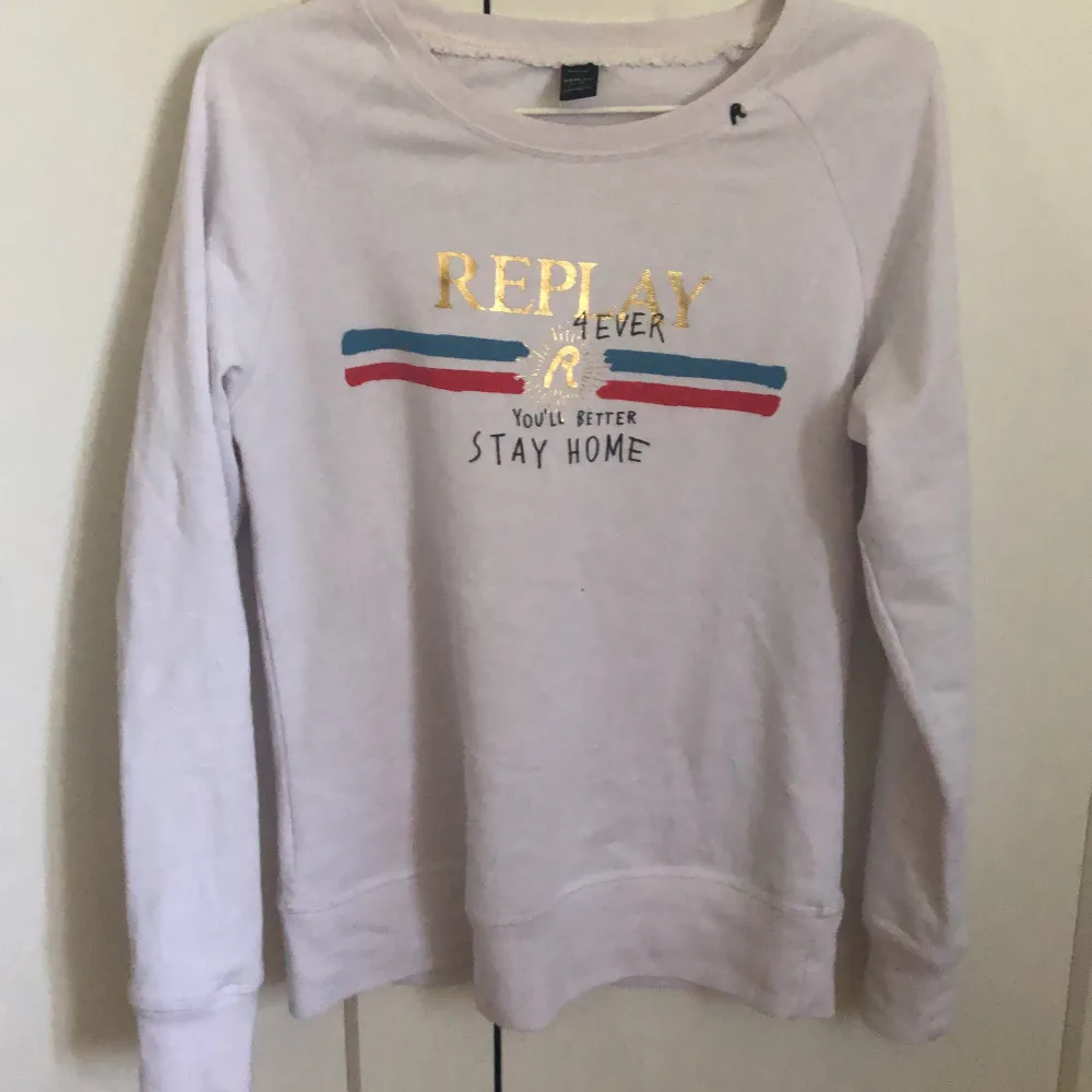 Cool sweatshirt från replay, står ingen storlek, men passar xs-m. Använd ca 5 gånger. Köpt på kidsbrandstore. Hoodies.