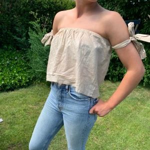 Sommarlinne - Fint sommarlinne från NAKD. Storlek M, men kort över magen och brösten. Använd 1-2ggr men kommer tyvärr inte till användning mer. 50kr + frakt 😊