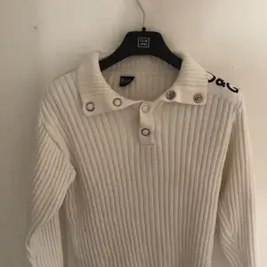 En vit stickad tröja från D&G