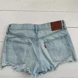 Levis shorts - Trendiga ljusa Levis shorts. W 27 Högsta bud 180kr