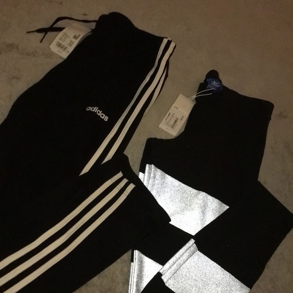 2 helt nya oanvända adidas mjukisar och leggings. Nypris för båda tillsammans är 800kr. Jag säljer båda för 450kr med 100kr frakt för båda I samma paket så 550kr totalt🥰 enskilt pris står i min profil. Går inte lägre i pris😊. Jeans & Byxor.
