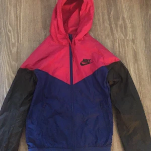 Vind/träningsjacka från Nike - Fin vind/träningsjacka från Nike. Bra skick, knappt använd. Storlek: S. Fraktar endast, köparen betalar frakten.
