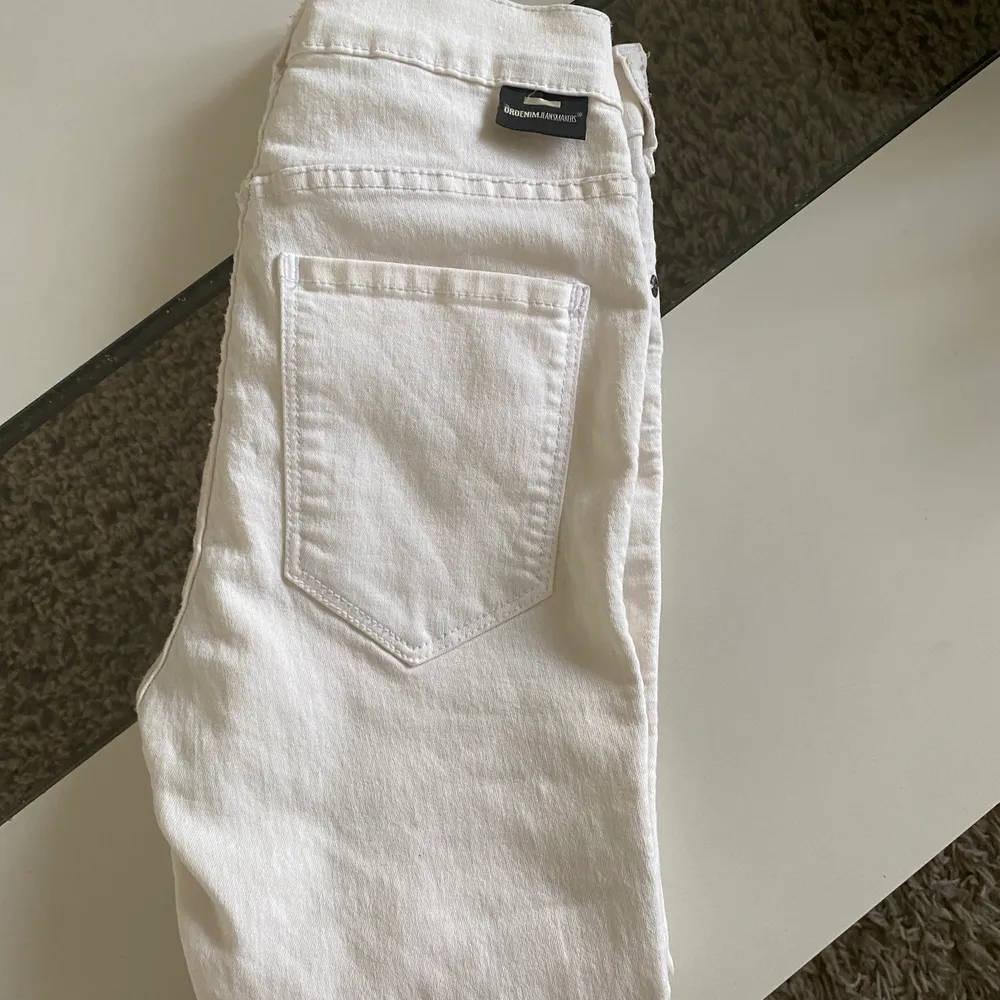 Vita leggings köpta förra sommaren alldeles för små för mig , aldrig använda endast provade. Köpt på carlings. Storlek S  . 🌟   Köparen står för frakten. . Jeans & Byxor.