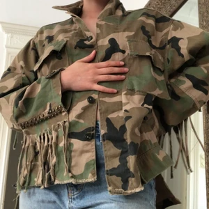 Militärjacka - Låt mig berätta till dig att militärjackor är så snygga. Alla behöver en och denna är perfekt, fransarna är en cool detalj! Köpt på Zara och kostade 400kr, säljer för 200kr men priset går absolut att diskutera:) köparen betalar frakt