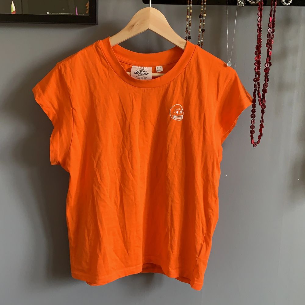 Orange tunn cheap monday T-shirt, färgen är som på 2a och 3e bilden 🦀 . T-shirts.