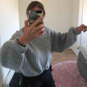  - Stickad tröja från Gina Tricot i strl S men den är oversize så den passar M och L med beroende på hur man vill att den ska sitta. 70:- plus frakt 