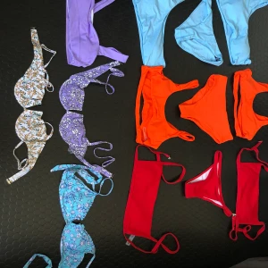 Bikinis, oanvända - Hej, jag säljer massa bikinis o bikinidelar då jag insåg försent att man inte kunde skicka tillbaka badkläder. Alla underdelar är i storlek s och överdelarna de finns 2 finns i både m och l, de andra är i stl m, 50kr styck, 80 kr för över och underdel.