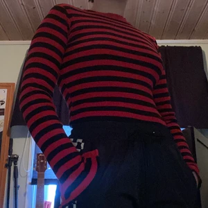 Långärmad tröja Stl XS - Köpt hos Junkyard. Den har ett litet slit i ärmen vilket gör den lite speciell men jag tycker generellt att det gör den fin. köpt för 200-250kr vad jag har för mig.