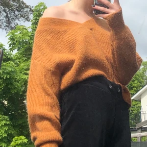 Stickad ginatricot tröja - jätteskön tröja, bra skick, 70 kr, från ginatricot, skriv i dm vid intresse, betala via swish, möts i sthlm❤️