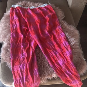 Victoria secret pyjamasbyxor  - Pyjamas byxor från Victoria secret ! Mjuka och tunna . XS S kanske passar liten M också 