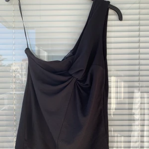 Linne - Supersnygg, oanvänd linne säljes. Strl: S. 