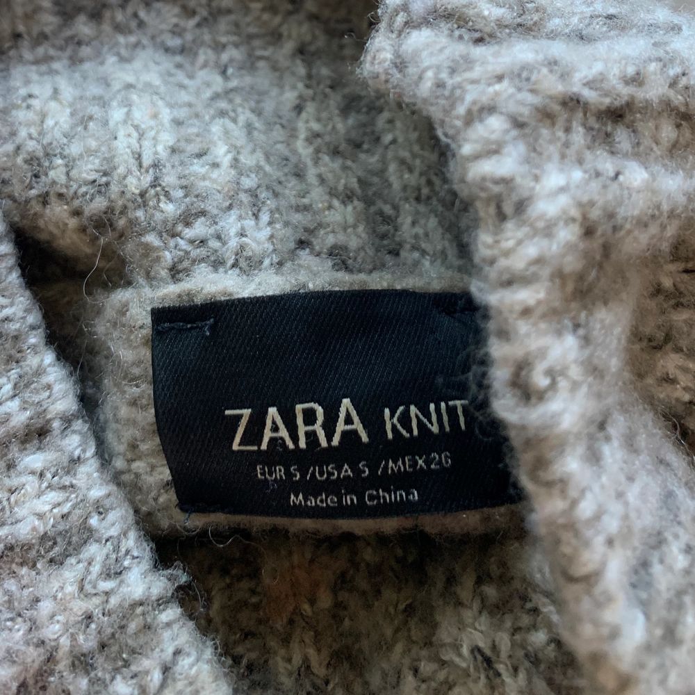Mysigaste gråa sweatern från Zara. Kort i modellen och har en hög krage som kan vikas ner om man så önskar. Sparsamt använd så i jättebra skick! Säljer därför att den tyvärr ej kommer till användning.🌼. Stickat.