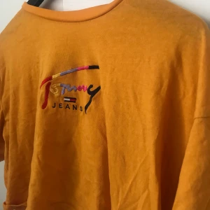 Croppad tommy hilfiger T-shirt  - Knappt använd men supersnygg, passar även s !! Frakt tillkommer