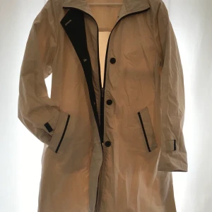 Herluf Design VIT Vårjacka - Vår/Sommarjacka vit Herluf Design stl 40-42. Den är VIT med tunnt innefoder. Sval och skön. 