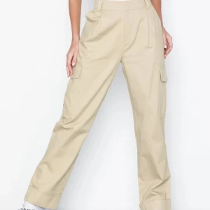 Baggy cargo pants - Beiga cargo byxor använda fåtal gånger. Kostade 549 kr. Finns att hämta i Malmö/Kph annars står köpare för frakt.