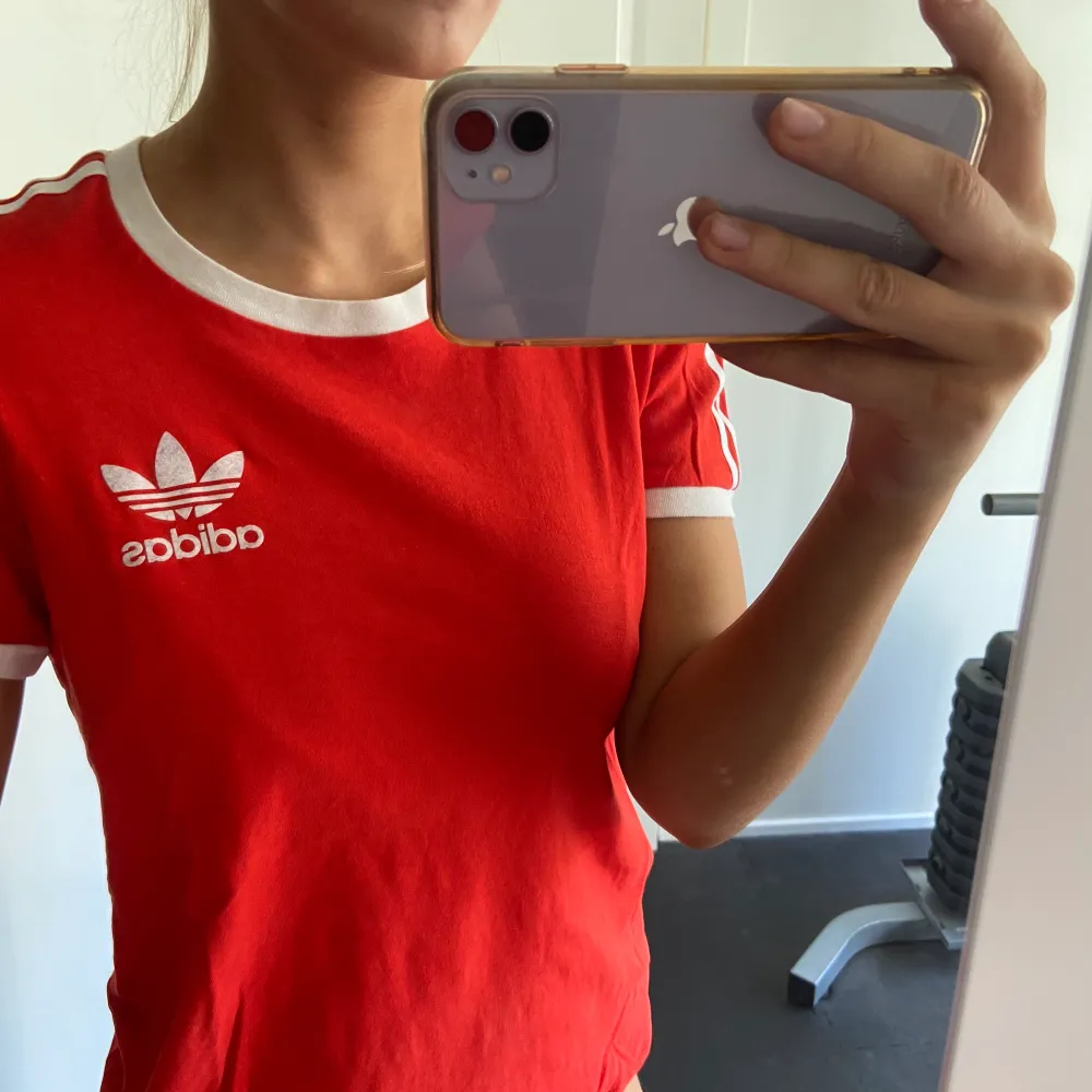 Säljer min röda sååå fina t-shirt från Adidas. Knappt använd så är i nyskick! Frakt på 63kr💕. T-shirts.