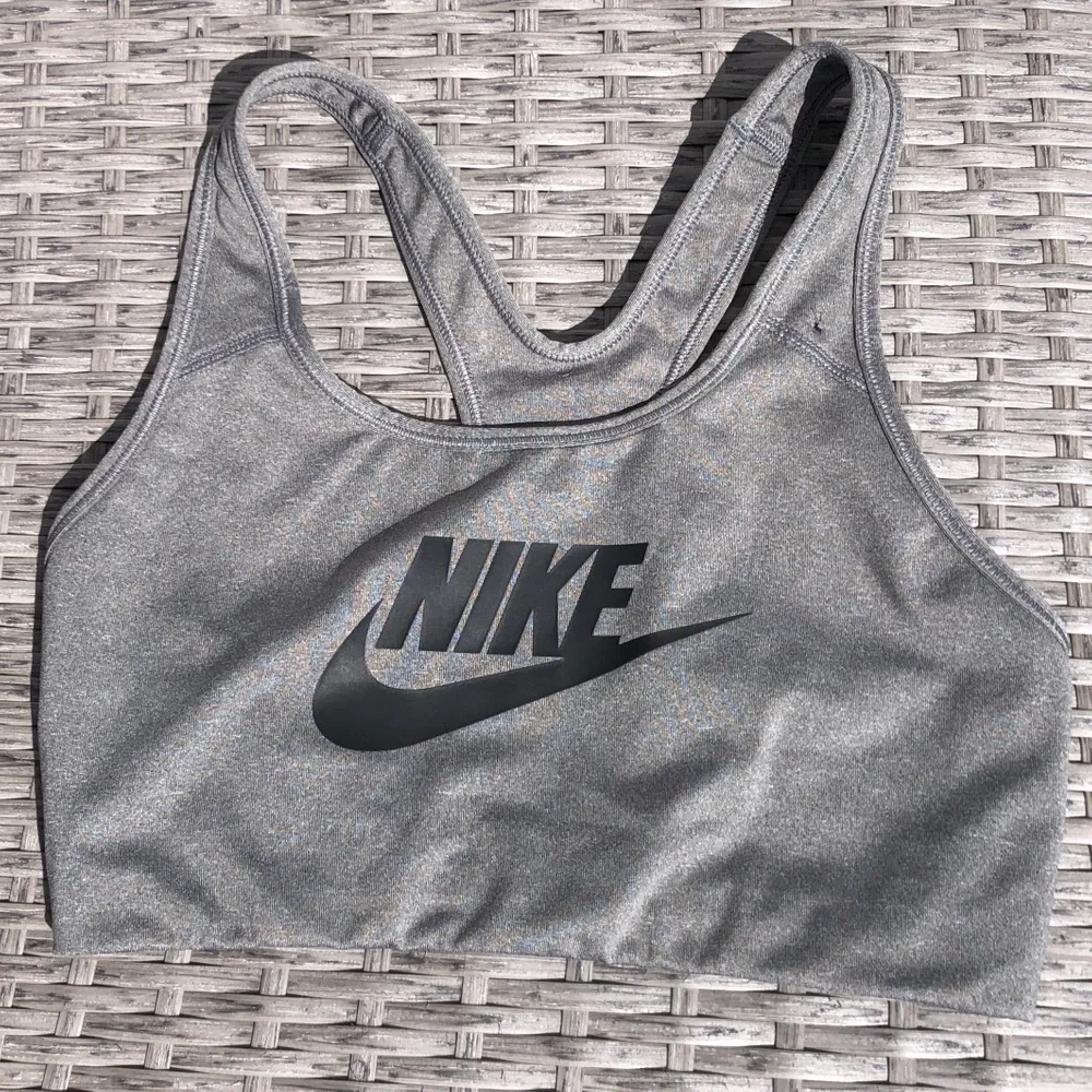 Skön Nike sport-bh i storlek M. Sparsamt använd ett fåtal gånger men i nyskick. Säljer pga för liten. . Toppar.