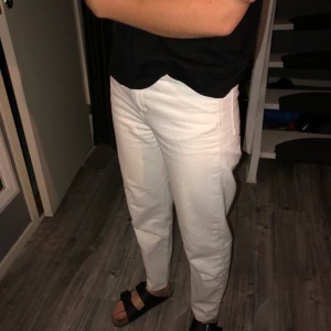 Weekday jeans - Vitbeiga jeans från weekday i modellen ”lash”, återvunnet material. Jättefina nu till sommaren och använda fåtal ggr. Köpta för 500kr och säljer för 270kr! :)