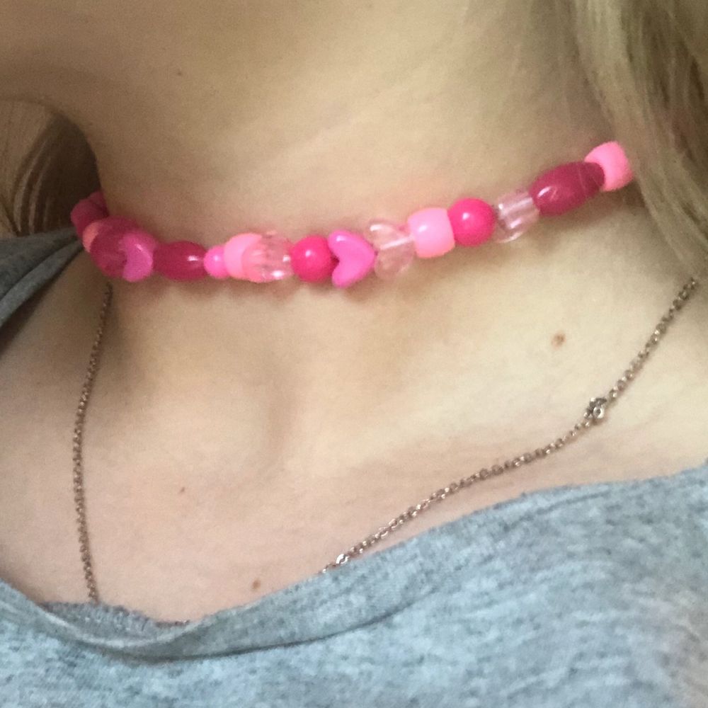 trendiga halsband, rosa och flerfärgat (kan göras mot beställning också!) Skänker 50% av kostnaden till BLM hela veckan! 6 juni - 13 juni. Supersköna att ha på, skaver ingenting! Ser superfint ut till alla kläder och passar bra till sommaren!. Accessoarer.