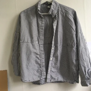 Randig skjorta från Monki - Randig skjorta från Monki. Storlek M, i bra skick. Köparen står för frakt 