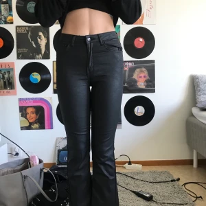 Vida skinnbyxor - Säljer mina ur snygga skinnbyxor från Gina som tyvärr är alldeles för små på mig så fick tvinga min lillasyster att hjälpa till! Strl 36 men skulle säga 34 eller mindre beroende på hur man vill att dem ska sitta!