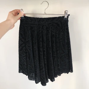 Skaterkjol - En skaterkjol i sammet med fint mönster och perfekt längd. Väldigt mjuk och skön, sitter fint i midjan. Har klippt bort lappen och minns inte var jag köpte den. Möter upp i Uppsala eller postar! Säg till om du vill se hur den ser ut på. 