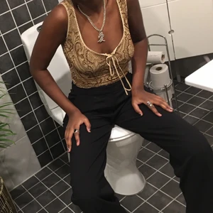 En sommartopp💖🦋✨ - Detta väldigt unika linne som e så fint till både fest och vardags men det kommer tyvärr inte till användning så säljer vidare den!